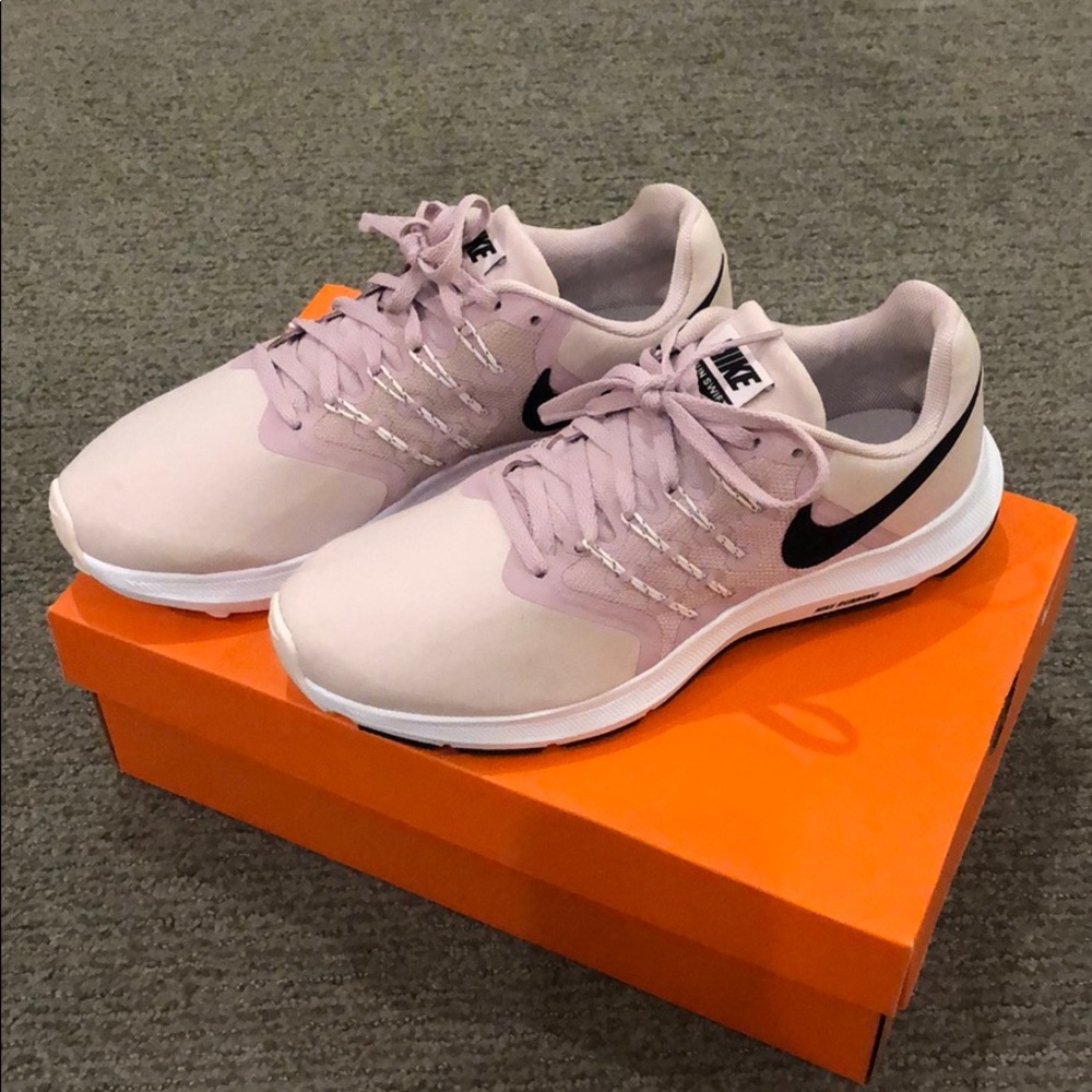 NWT Womens Nike Run Swift Size 8.5 Plum Chalk